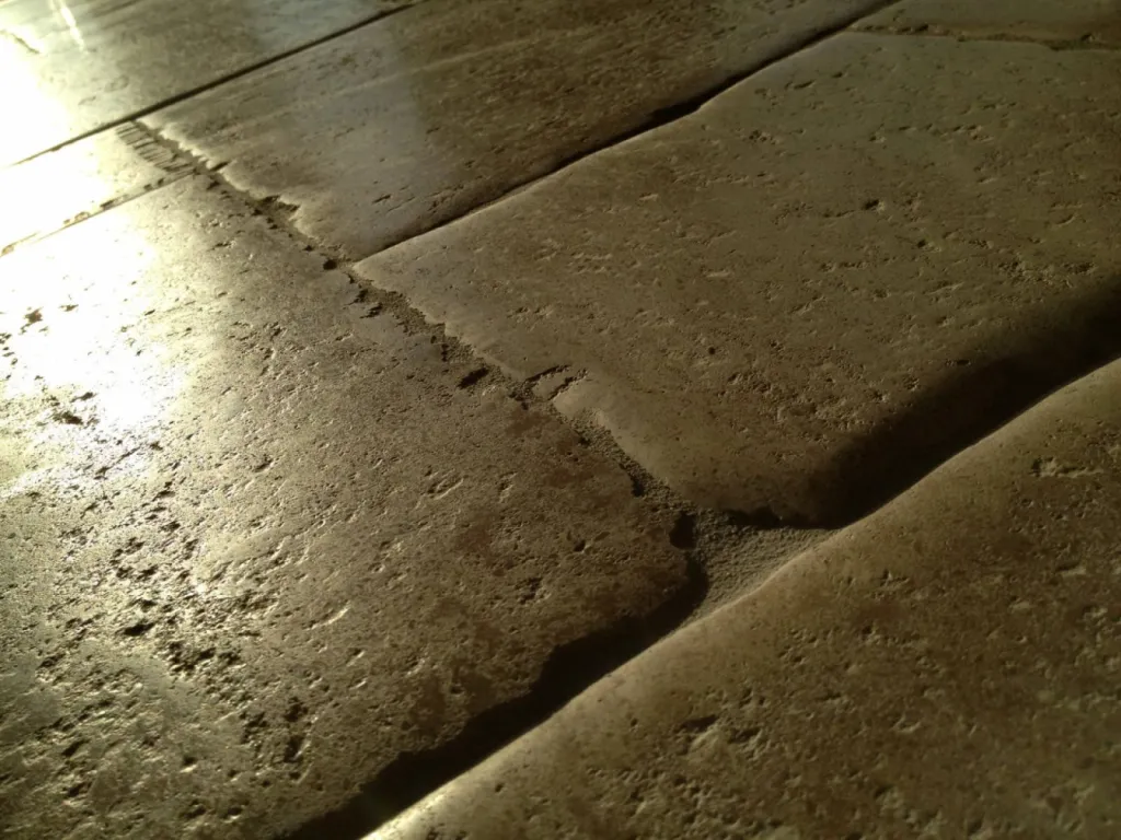 Dalle d'église, dallage cathédrale en pierre de Dordogne pour intérieur et extérieur.