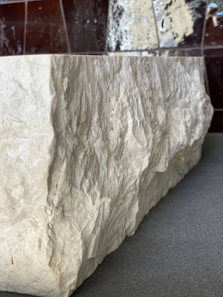 Vasque sur-mesure en Botticcino en finition déstructurée au Cannet