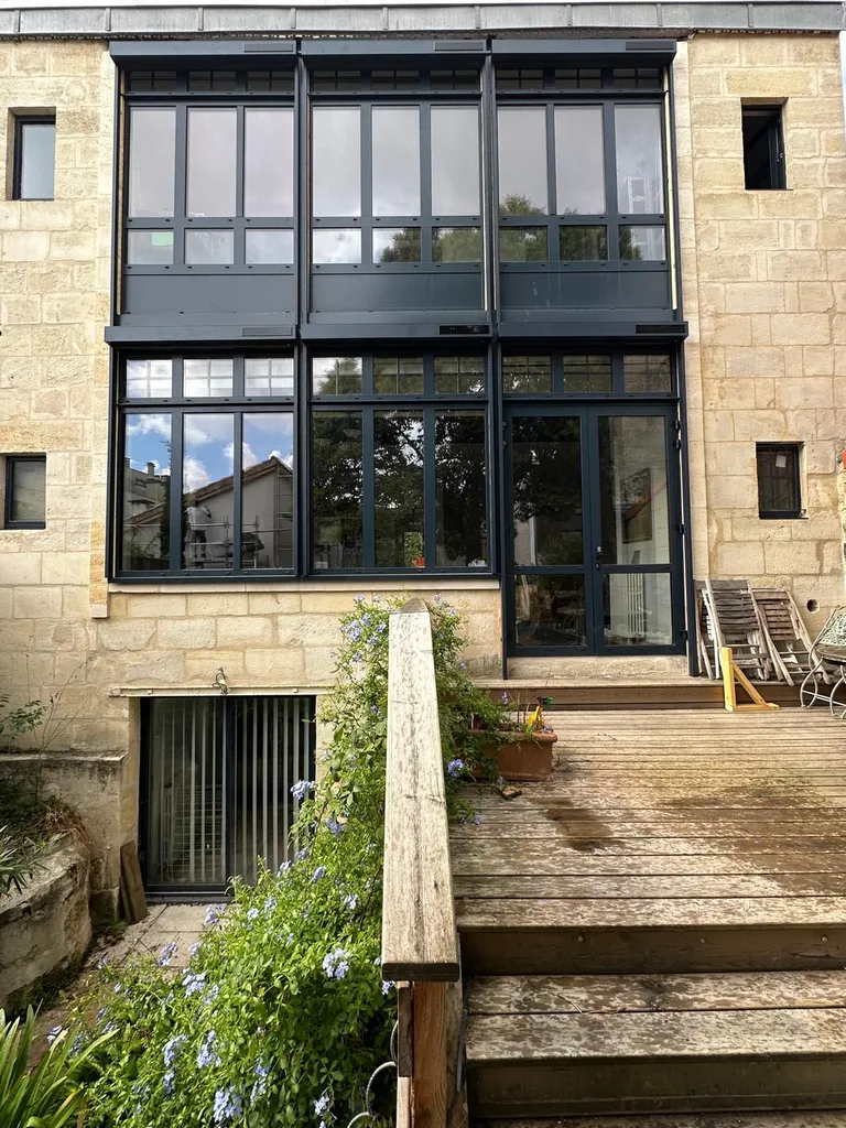 Stores ZIP SCREEN à Bordeaux : une protection solaire qui se fond dans l'architecture