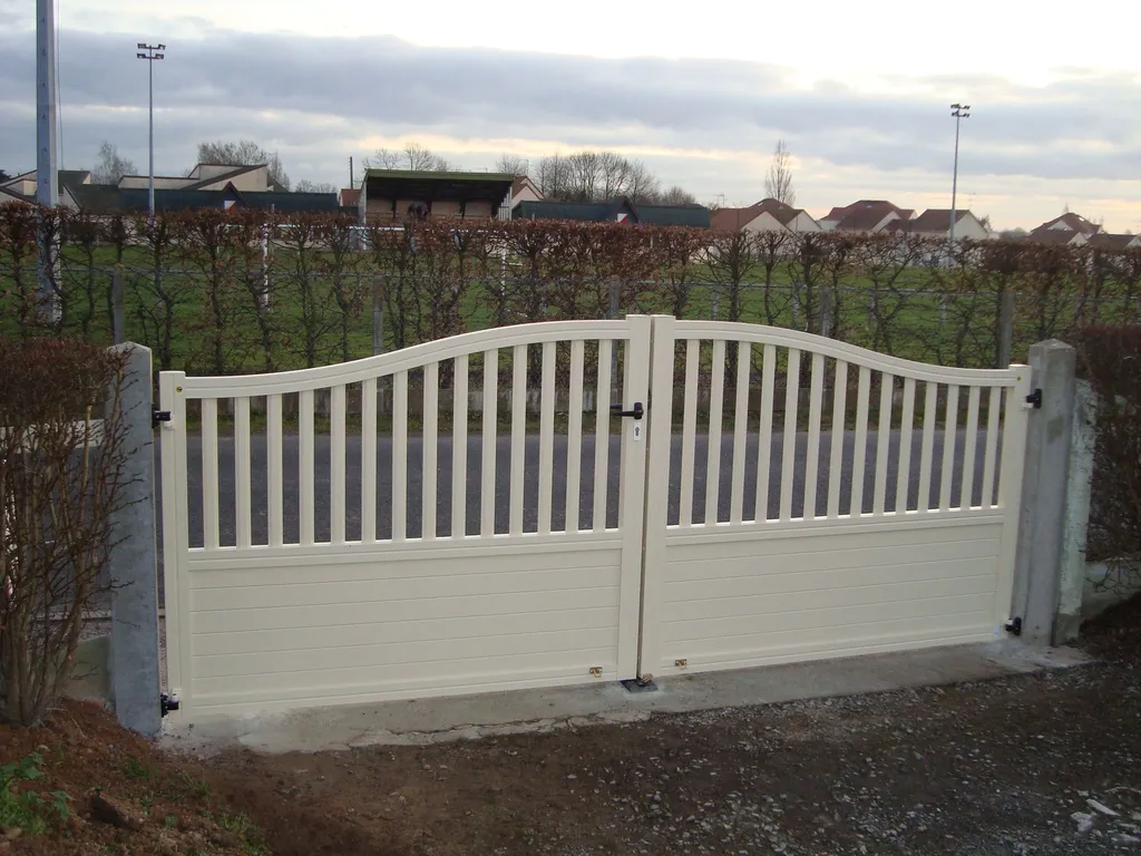Installation de Portail en aluminium Battant, Modèle Plein/Semi-Ajouré Coordonné Sur-Mesure à Pont l'Évêque dans le Calvados 14 et Saint-André-d'Hébertot