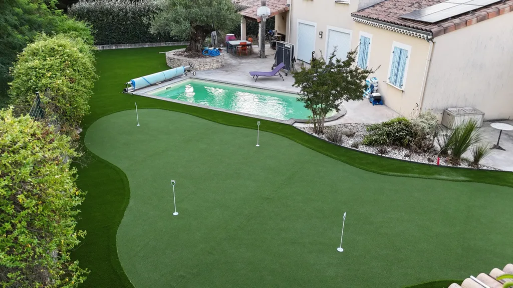 Aménagement putting green haut de gamme avec gazon synthétique technique et éclairage extérieur