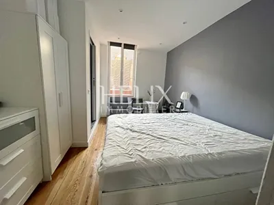 Terrasse en plein coeur de Saint Germain en Laye, un appartement de 49 M² situé au 1er étage d'un immeuble ancien bien entretenu.