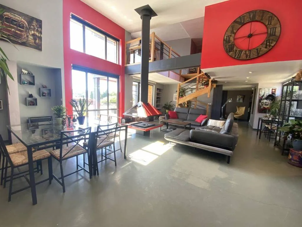 A vendre belle propriété équestre édifiée sur 4.8 hectares de terrain sur la commune de MONTFORT SUR RISLE