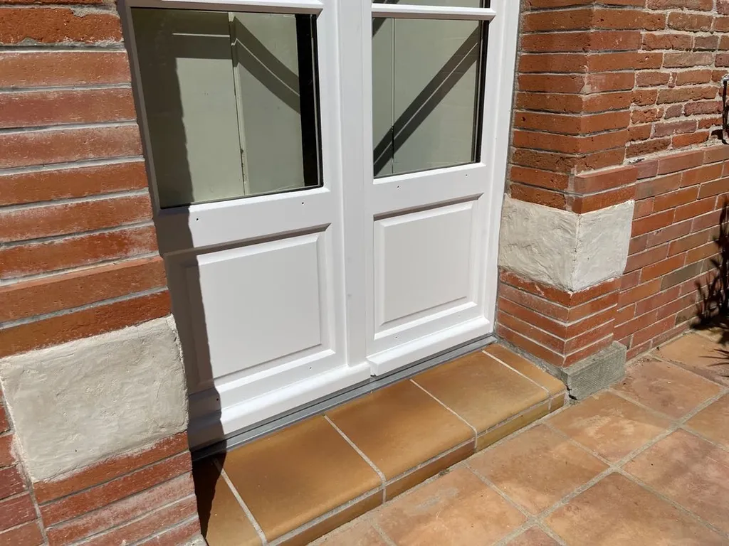 Fenêtres sur mesure : fabrication et pose par un menuisier artisan spécialisé en menuiseries bois, alu et PVC depuis plus de 40 ans à Toulouse