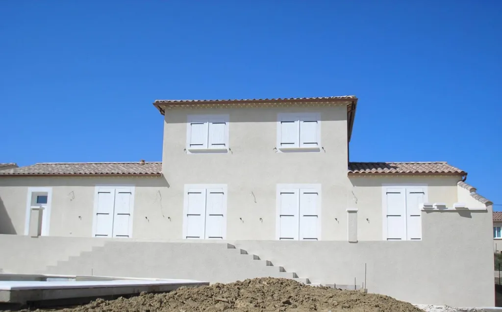 Remplacement gouttière aluminium avec sous-face sur villa à Orange intervention rapide et garantie décennale