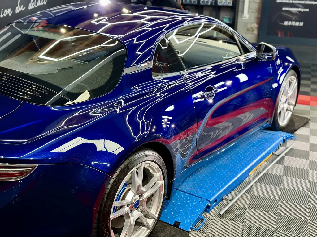 Traitement céramique chez EMB DETAILING protection carosserie spécialiste Alpine A110 sur Lyon