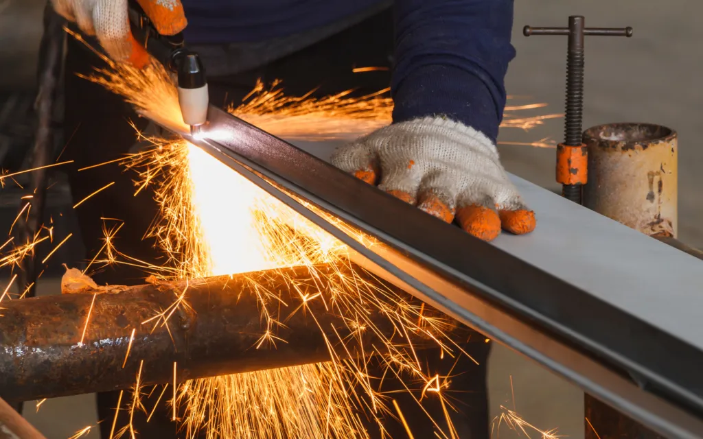 Découpe sur-mesure de poutres et poutrelles métalliques