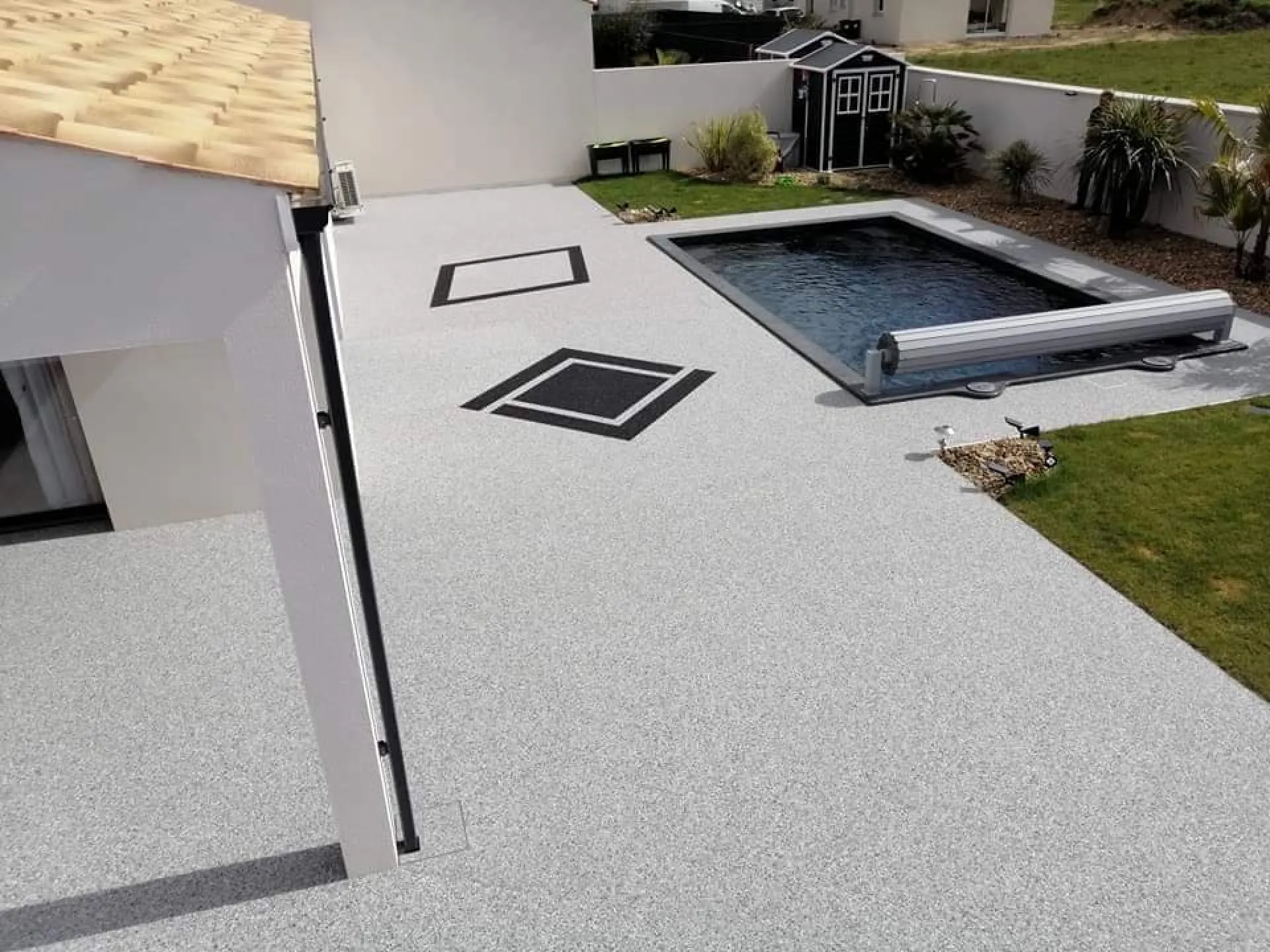 Plage piscine terrasse Moquette de pierre marbre résine STONEO Drôme 26 Ardèche 07 Isère 38