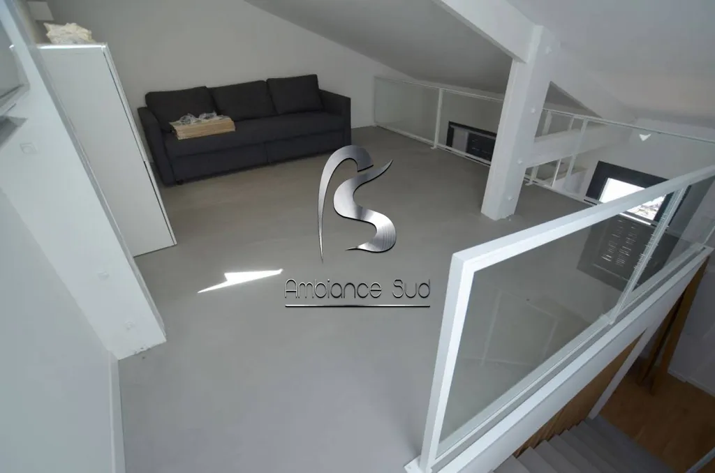 SOL EN BETON CIRE COULE DECORATIF