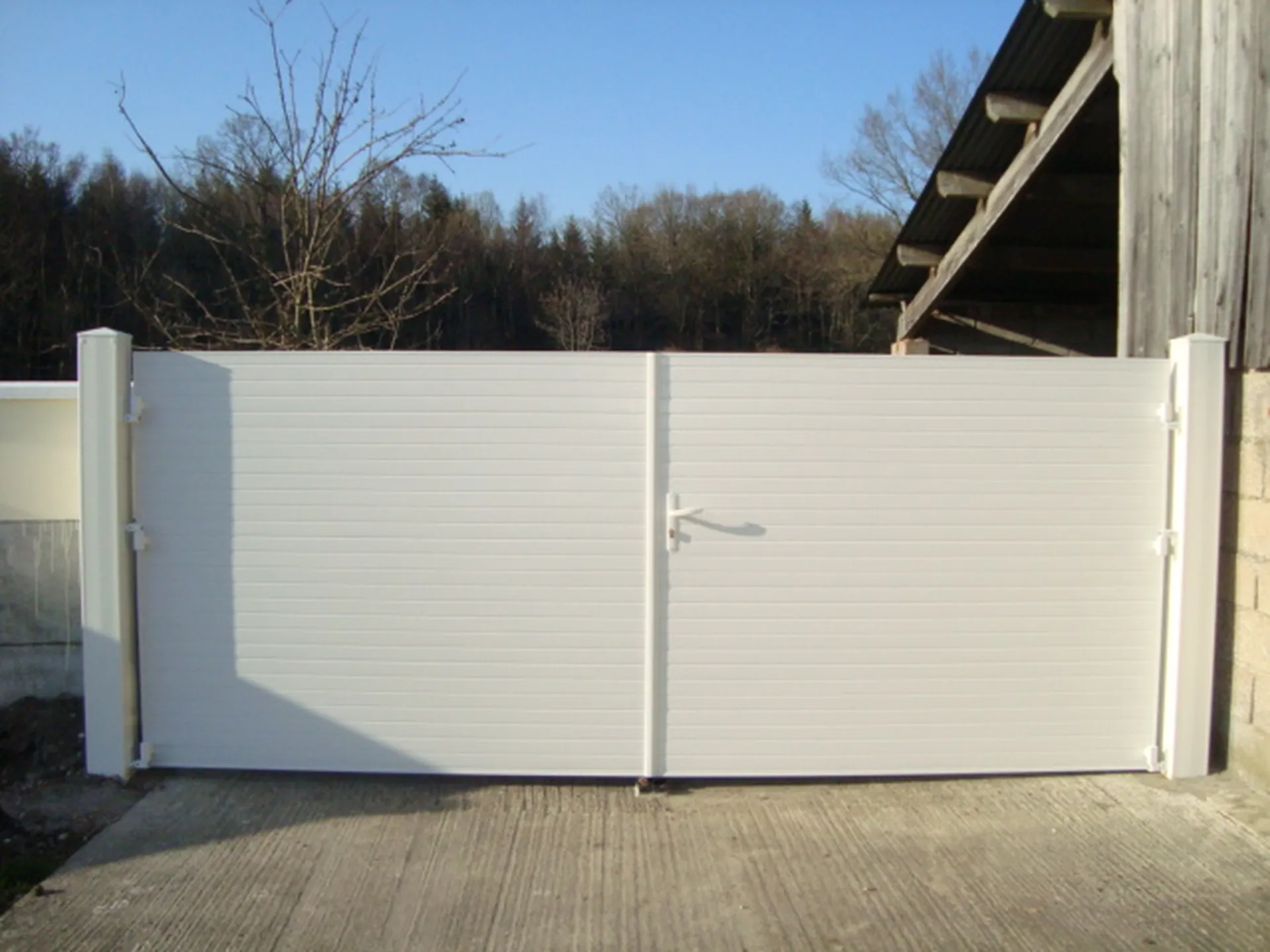 Installation de Portail PVC Ajouré avec Circulation d'Air Optimisée et Cadre Rigide à Pont l'Évêque dans le Calvados 14