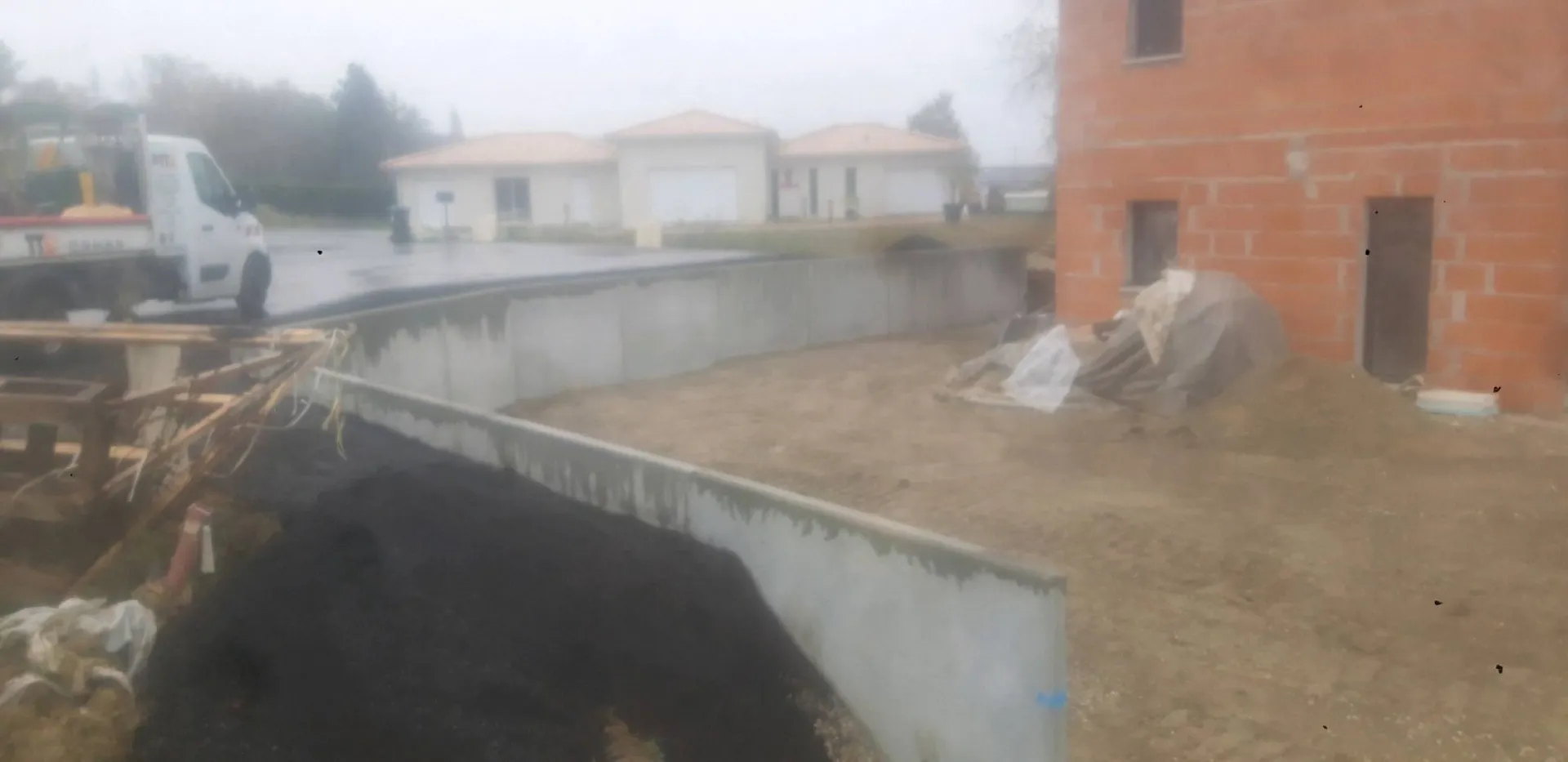 Création mur de soutiennement en L béton préfabriqué chez un particulier sur la commune de La Brède