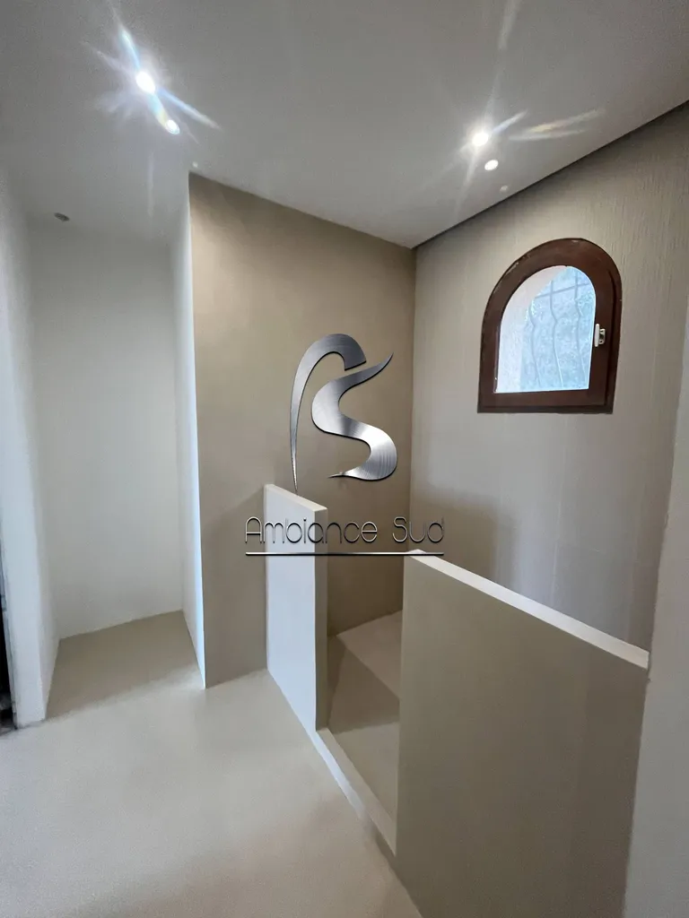 Rénovation d’une douche en béton ciré taloché beige à Toulon dans le Var