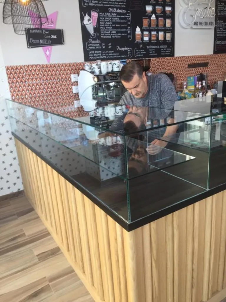 Vitrine en verre pour une boulangerie sur ARLES dans les bouches du Rhône