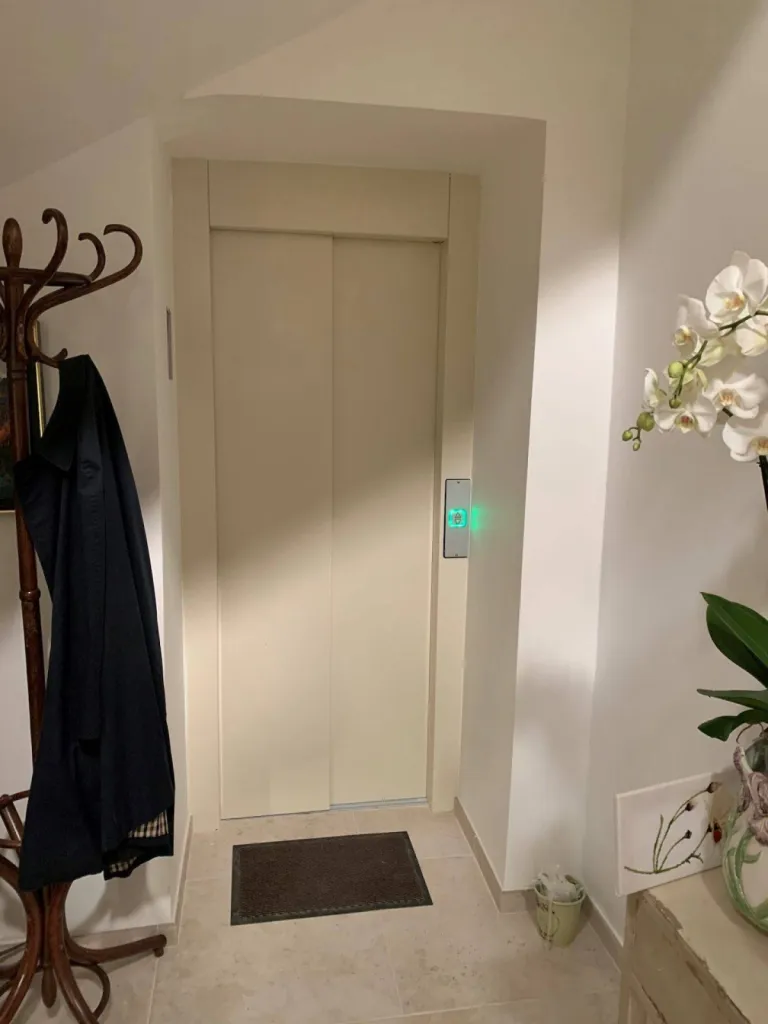 Plus bel aspect de cet ascenseur de maison en gaine maçonnée VIMEC E10 avec portes télescopiques entre Aix en Provence & Avignon