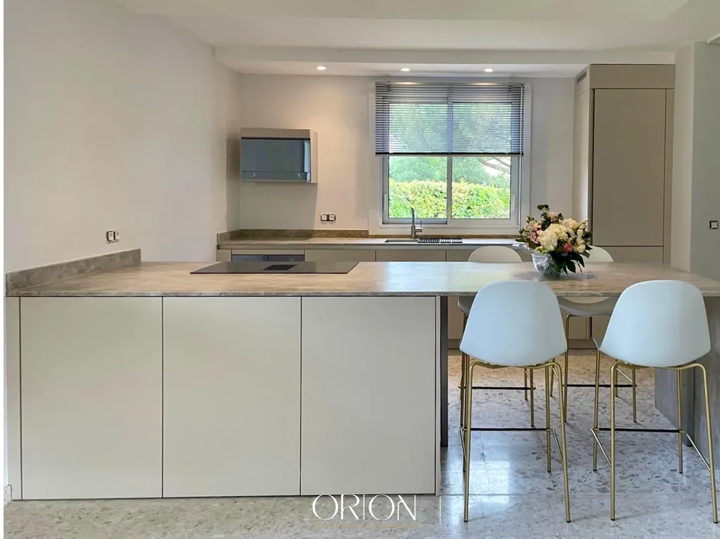 Cuisine ouverte avec ilot central : plaque aspirante et coin repas, à Castelmaurou en Haute Garonne