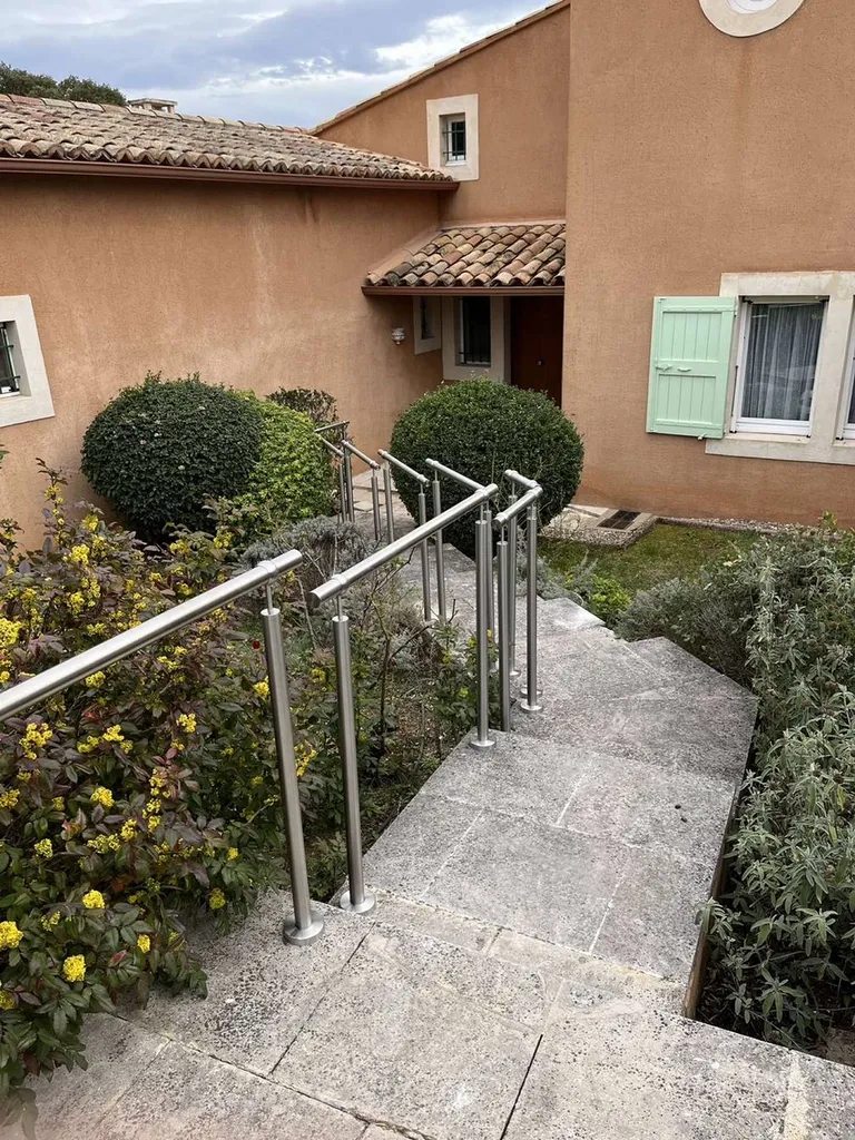 Installation d'une main courante en inox dans le Luberon