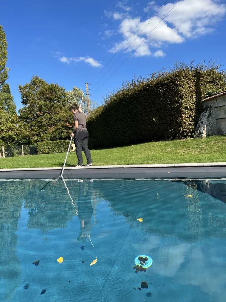 Photo d'une recherche de fuite sur piscine enterrée à Libourne par un technicien spécialisé SABACA NOUVELLE AQUITAINE dans le 33