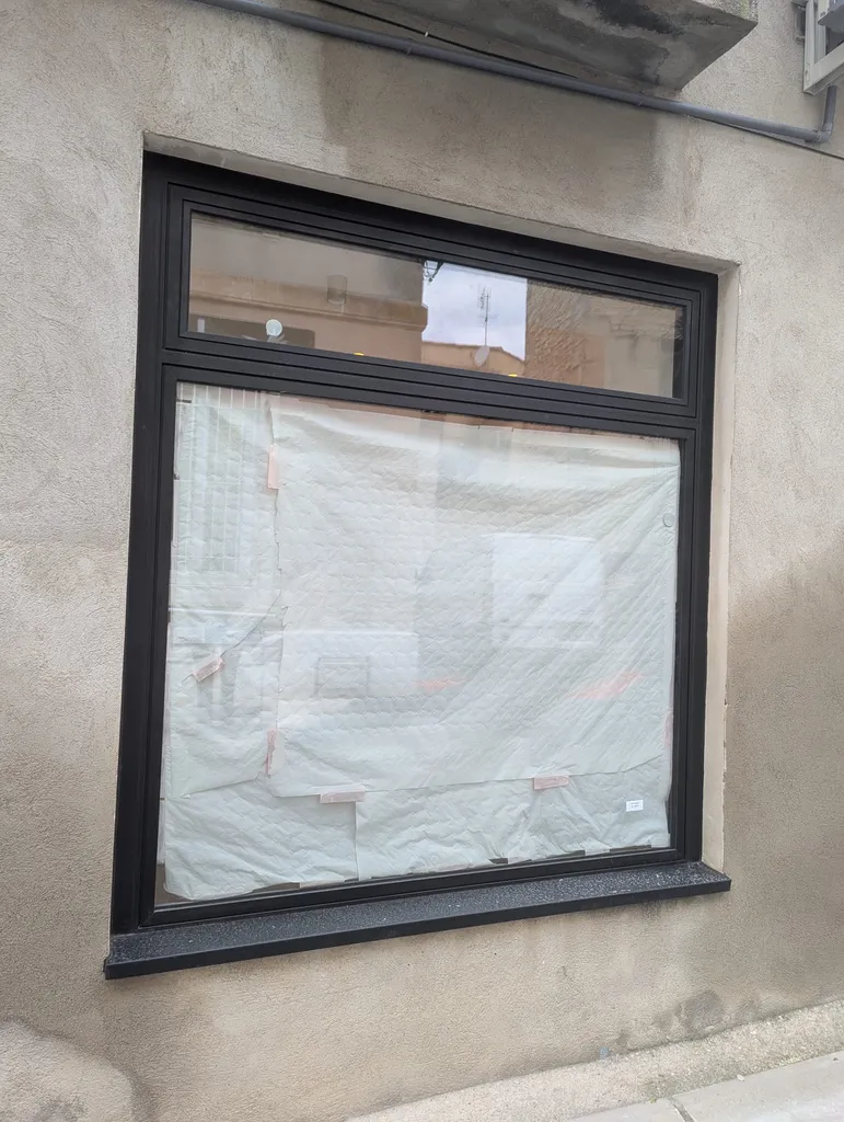 vitrine en aluminium RAL 9005 à coté de Nimes