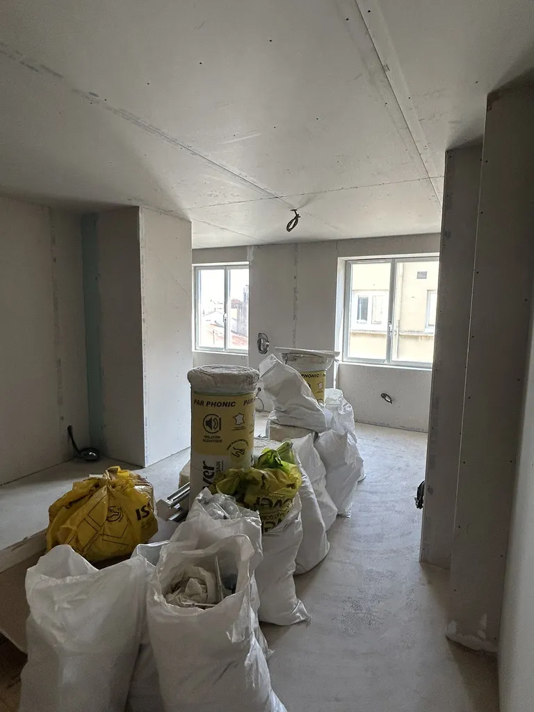 Travaux de rénovation énergétique avec isolation thermique intérieure (ITI) et remplacement des fenêtres