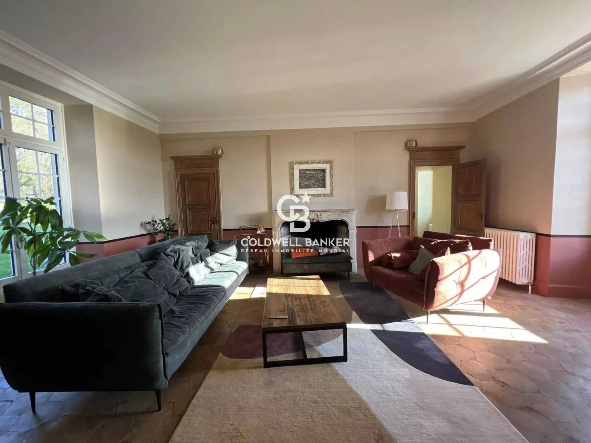 magnifique chateau à vendre proche du mans avec une piscine