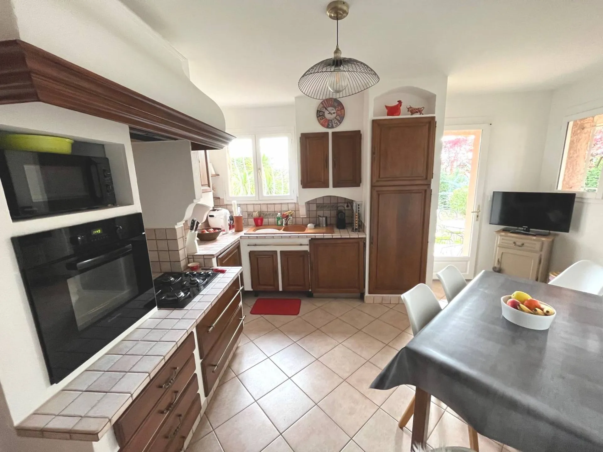 Vente maison carnoux de plain pied avec cheminée, piscine