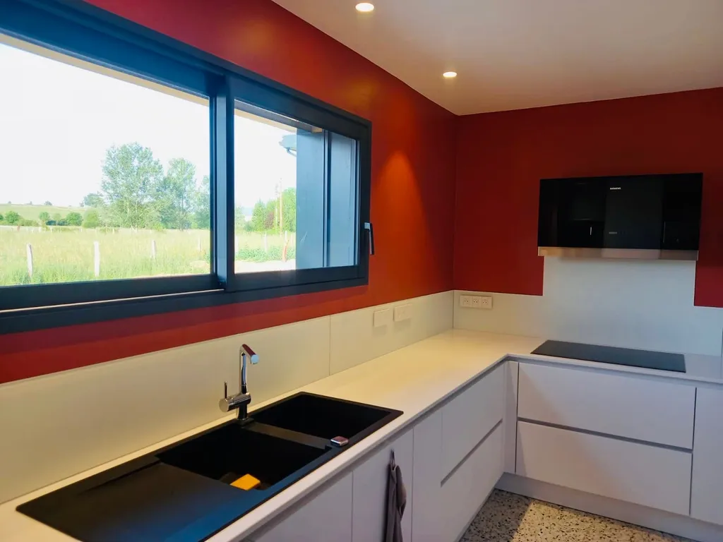 credence en verre blanc sur cuisine récente à Eculy