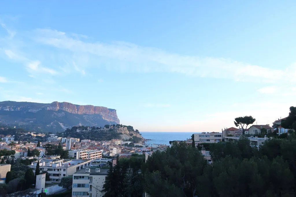 Appartement T3 Cassis en dernier étage dans copropriété sécurisée avec parking, loggia, cave et vue imprenable mer et Cap Canaille 