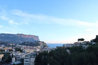Appartement T3 Cassis en dernier étage dans copropriété sécurisée avec parking, loggia, cave et vue imprenable mer et Cap Canaille 