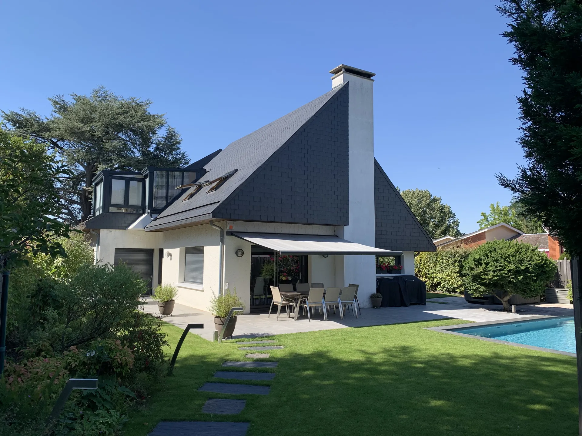 Maison avec piscine chauffée et jaccuzzi www.heliximmobilier.com