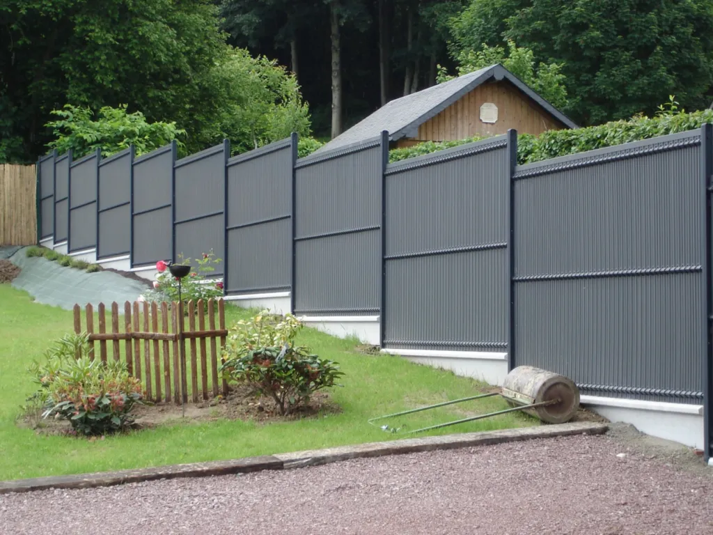 Pose de lames PVC sur clôture rigide à Honfleur 14