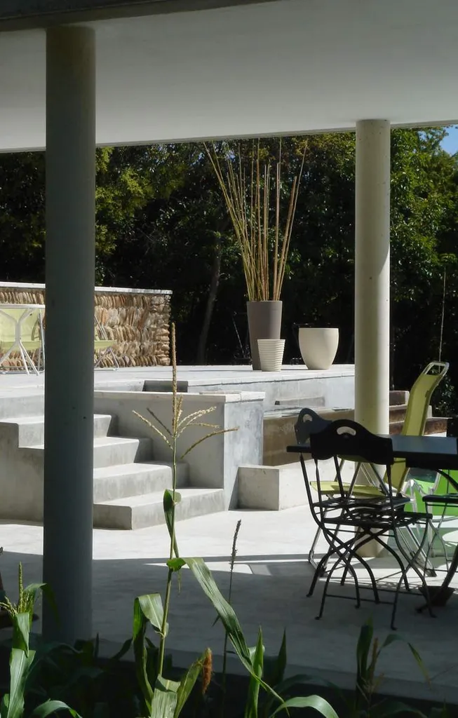 Escalier en béton lissé (ciré) -- piscine avec spa à débordement et pool house