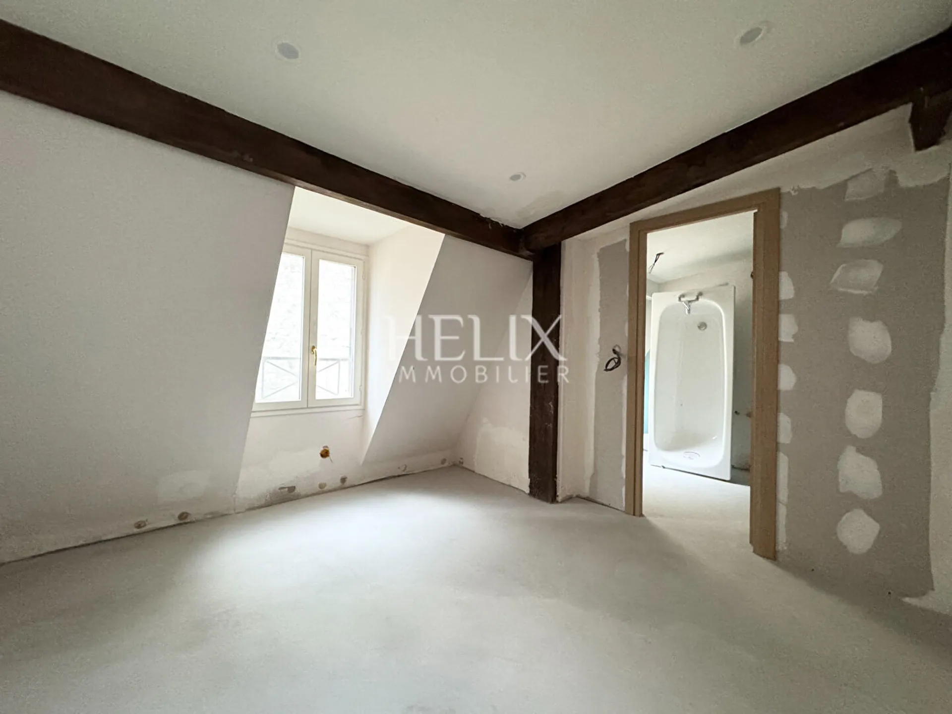 A vendre à Saint Germain en Laye, un appartement en duplex situé au 2ème 3ème et dernier étage d'un immeuble bien entretenu à Saint germain en Laye. 