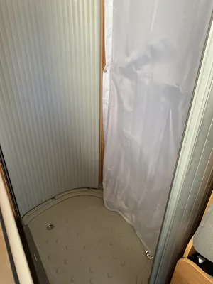 DOUCHE CENTRALE AVEC PAROIE COULISSANTE