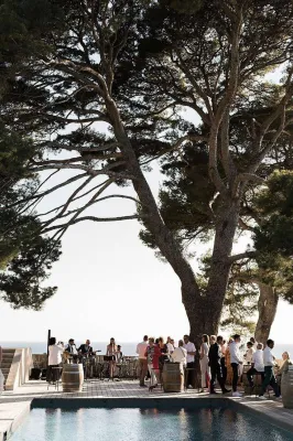 Organisation de mariage avec cérémonie laïque à Biarritz dans une villa avec piscine et un accès à la plage
