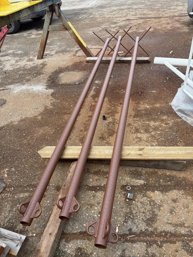 Nous vous proposons à la vente des poteaux métalliques sur mesure, spécialement conçus pour la mise en place de bâches, canisses ou panneaux en fibres naturelles (type coco) Martigues 13