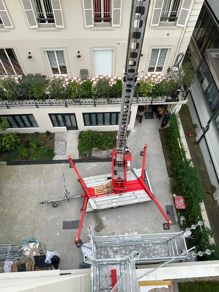 Grue Klaas K400 en cour intérieure à Paris, vue plongeante depuis la toiture