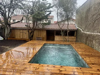 Création abri avec bar bardage volige couvre-joint pin marron sur mesure à Bordeaux