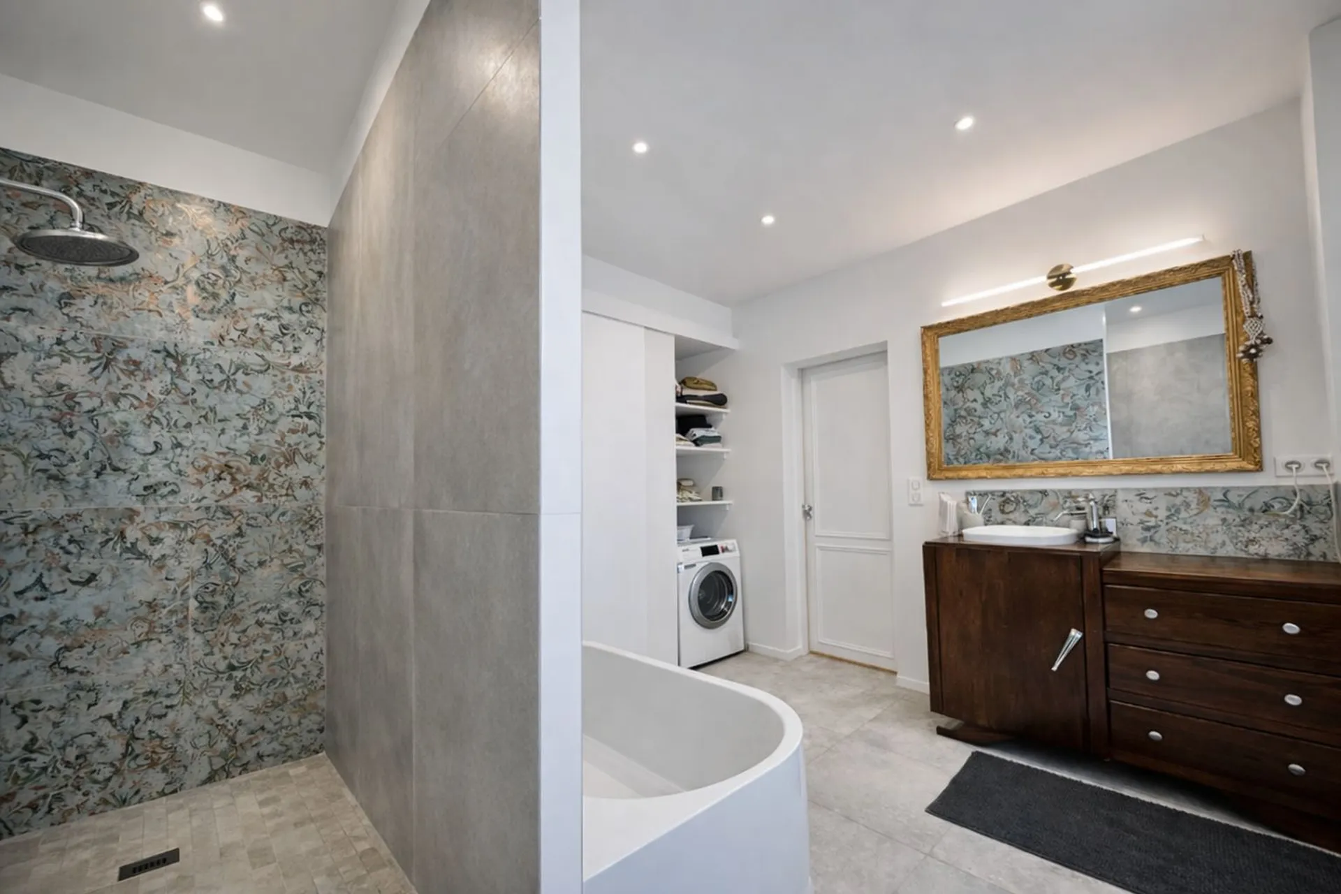 Salle de bains avec douche à l’italienne
