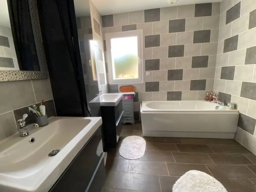 A acheter superbe maison contemporaine de 170 m² sur 7000 m² de terrain avec dépendance de 80m² proche Le Neubourg 27110