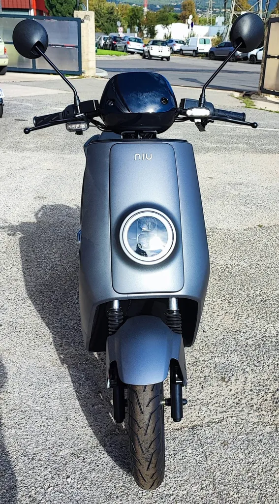 NIU NQI GTS GRIS MAT ÉQUIVALENT 125cc .