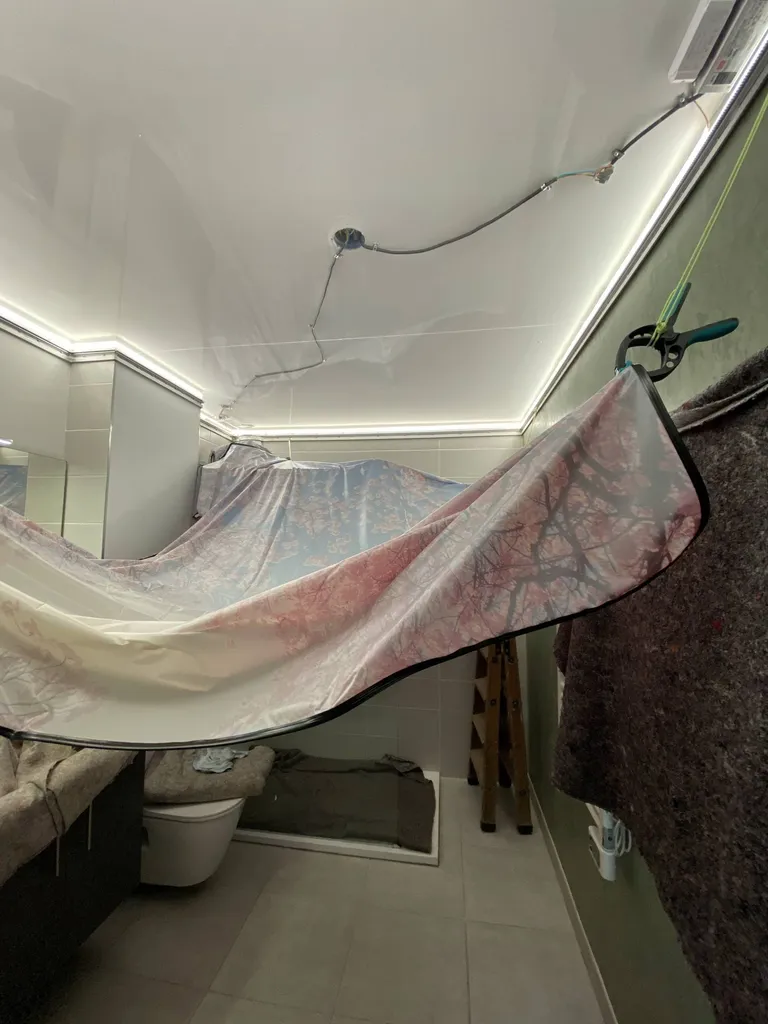 Salle de bains : plafond tendu lumineux imprimé  Frouzins by Plafonds Tendus Occitans