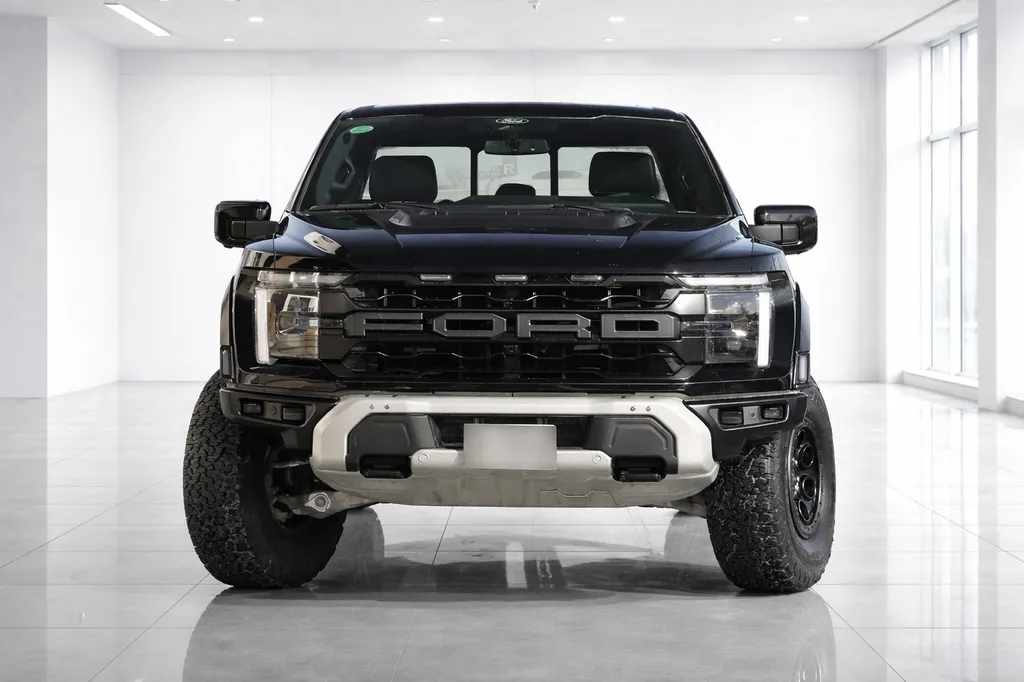 Ford F-150 Raptor noir – vue avant en showroom automobile à Bordeaux