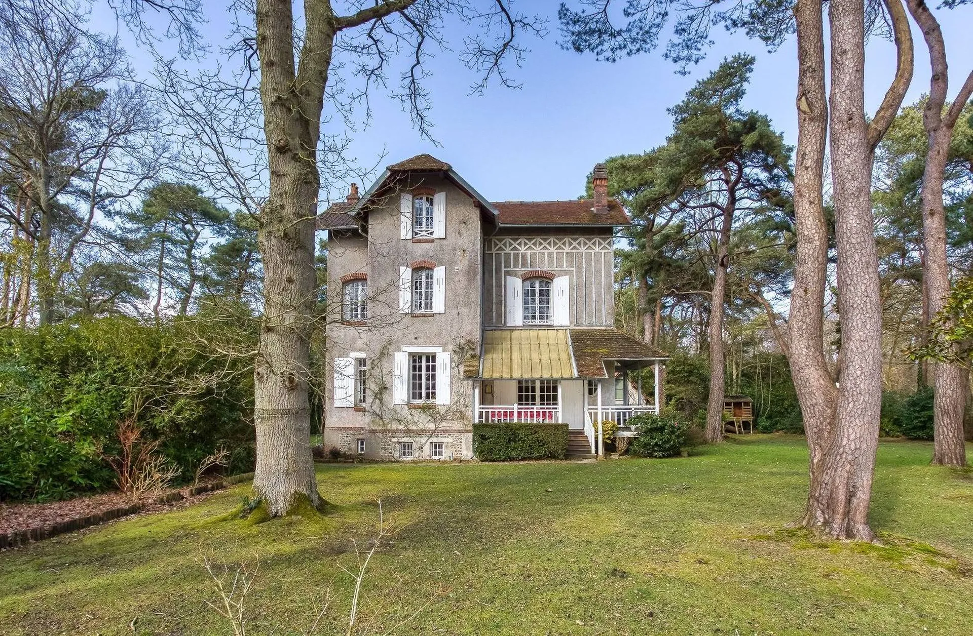 Maison de caractère de 245m² sur un jardin de 2 785m² à Sainte-Marguerite-sur-Mer - En Normandie.