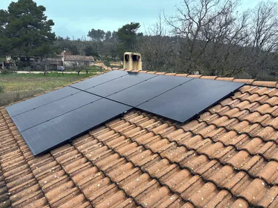 Installation de panneaux photovoltaïques DualSun Flash 425 Wc pour une autonomie énergétique d'un taux de 51% à Nans-les-Pins