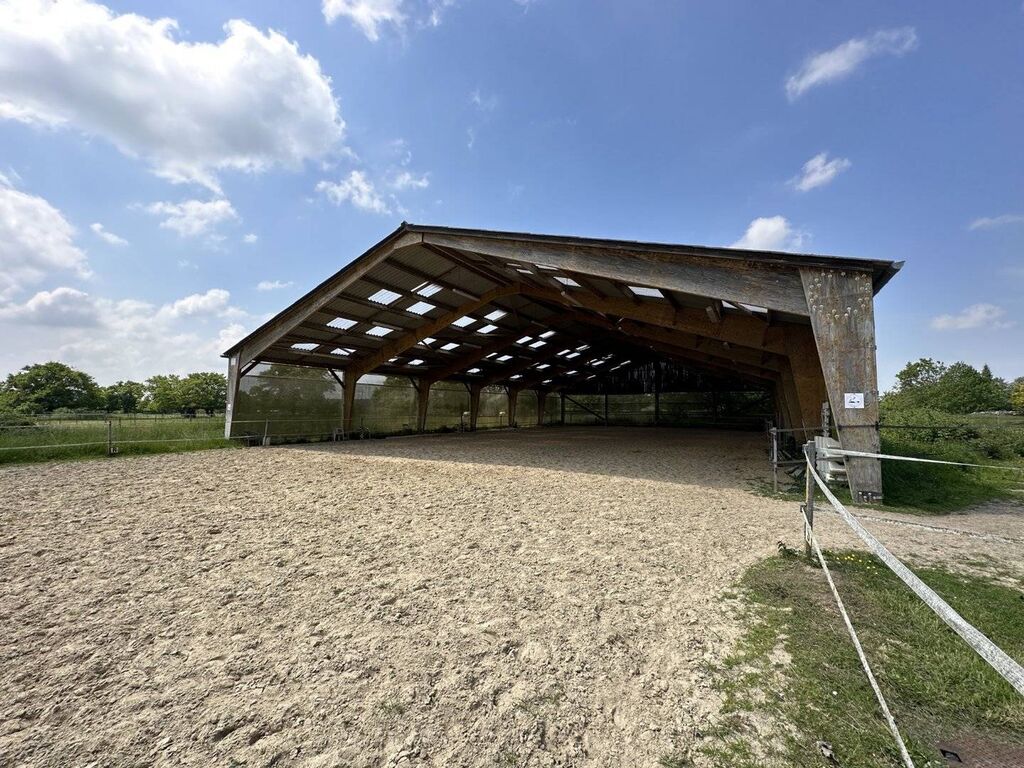 Vends trois maisons traditionnelles normandes situées dans un jardin arboré de 4 017m2.
