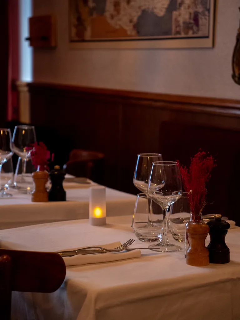Restaurant privatisé pour entreprise ou séminaire à Paris 5 e : salle équipée pour réunion puis déjeuner ou dîner avec service à table