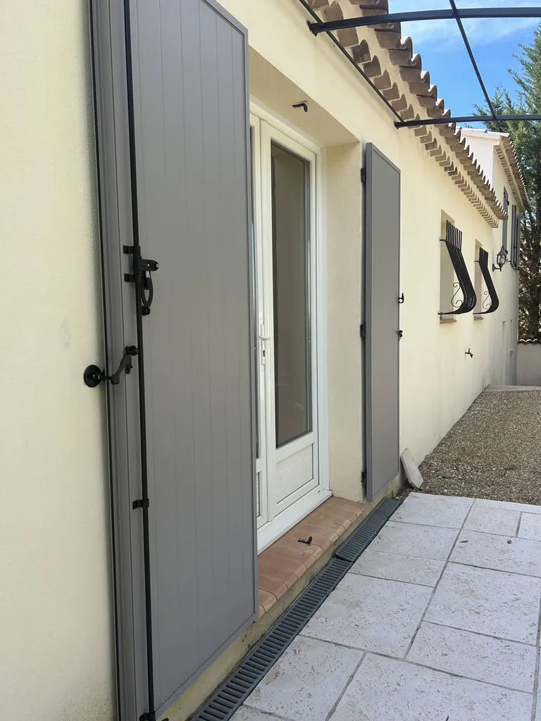 Installation de volets battants en aluminium dans le Luberon