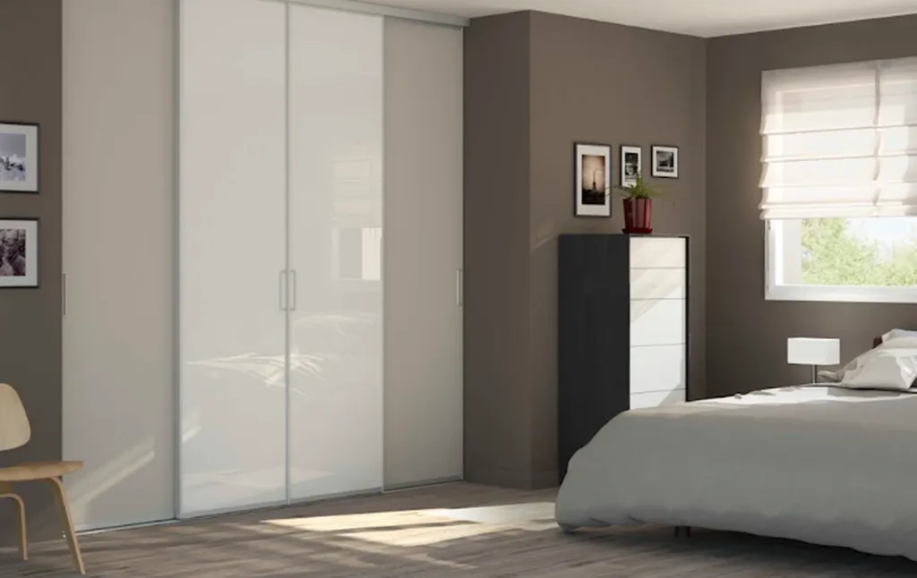chambre épurée et placard fermé 