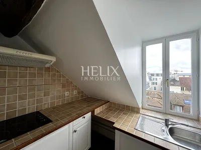 A vendre appartement situé en dernier étage d'un immeuble ancien, à 5 minutes à pied du RER A, le château de Saint Germain en Laye.