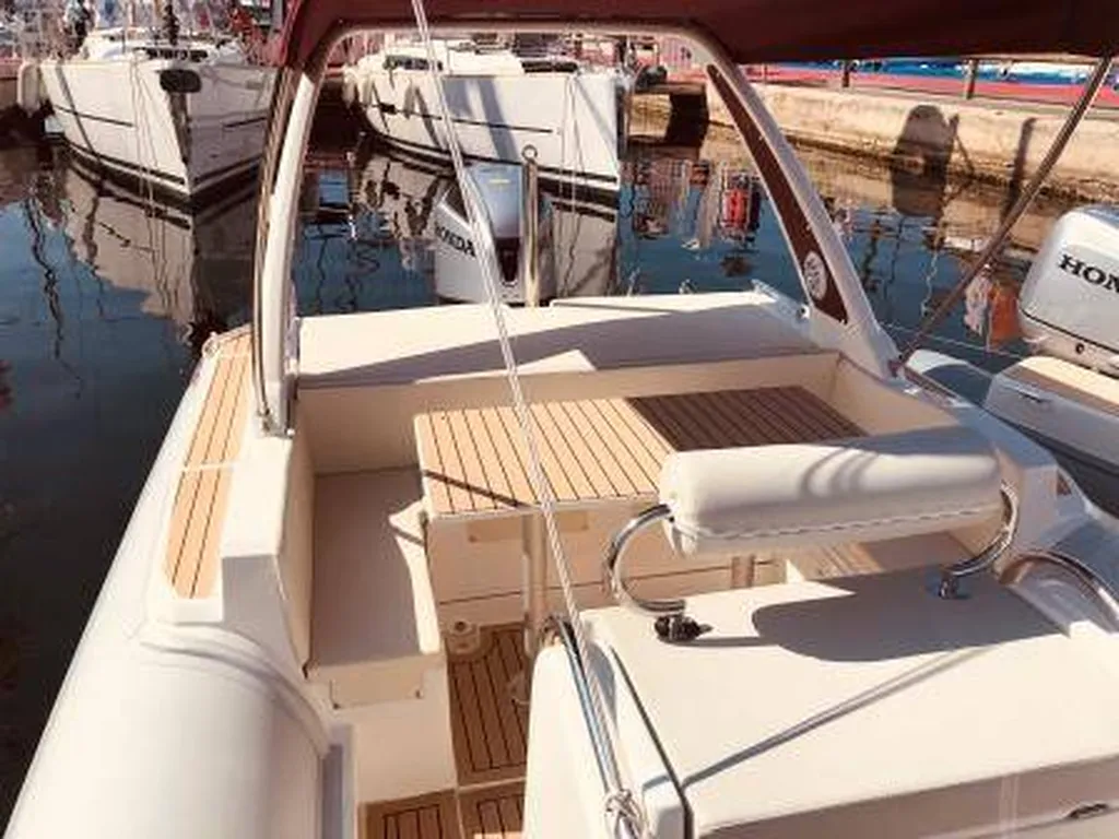 Bateau à moteur Wave 27 neuf à Bandol